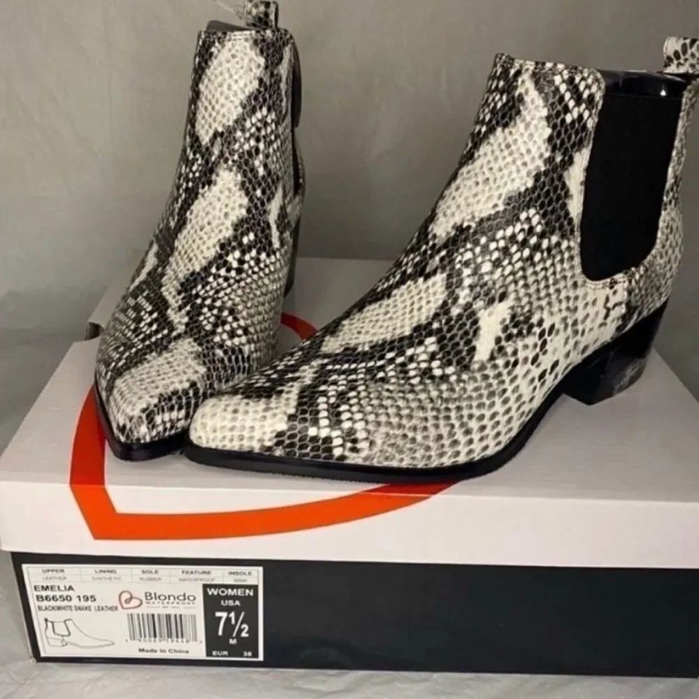 BLONDO EMELIA
CHELSEA BOOTIES
Size 7.5